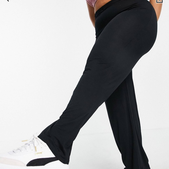 Flounce London Plus basic high waisted wide leg pants in black - Picture 3 of 5